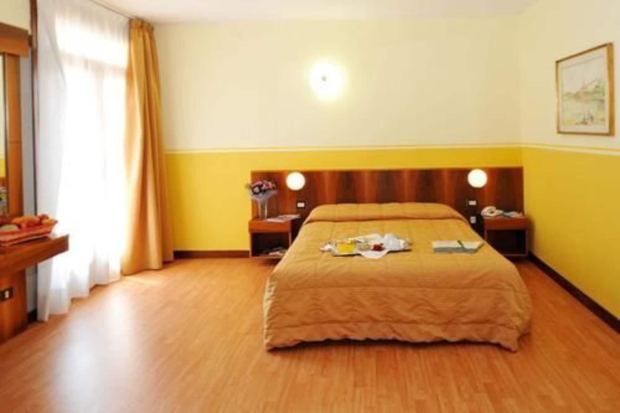 Park Hotel Jolanda San Zeno di Montagna Extérieur photo